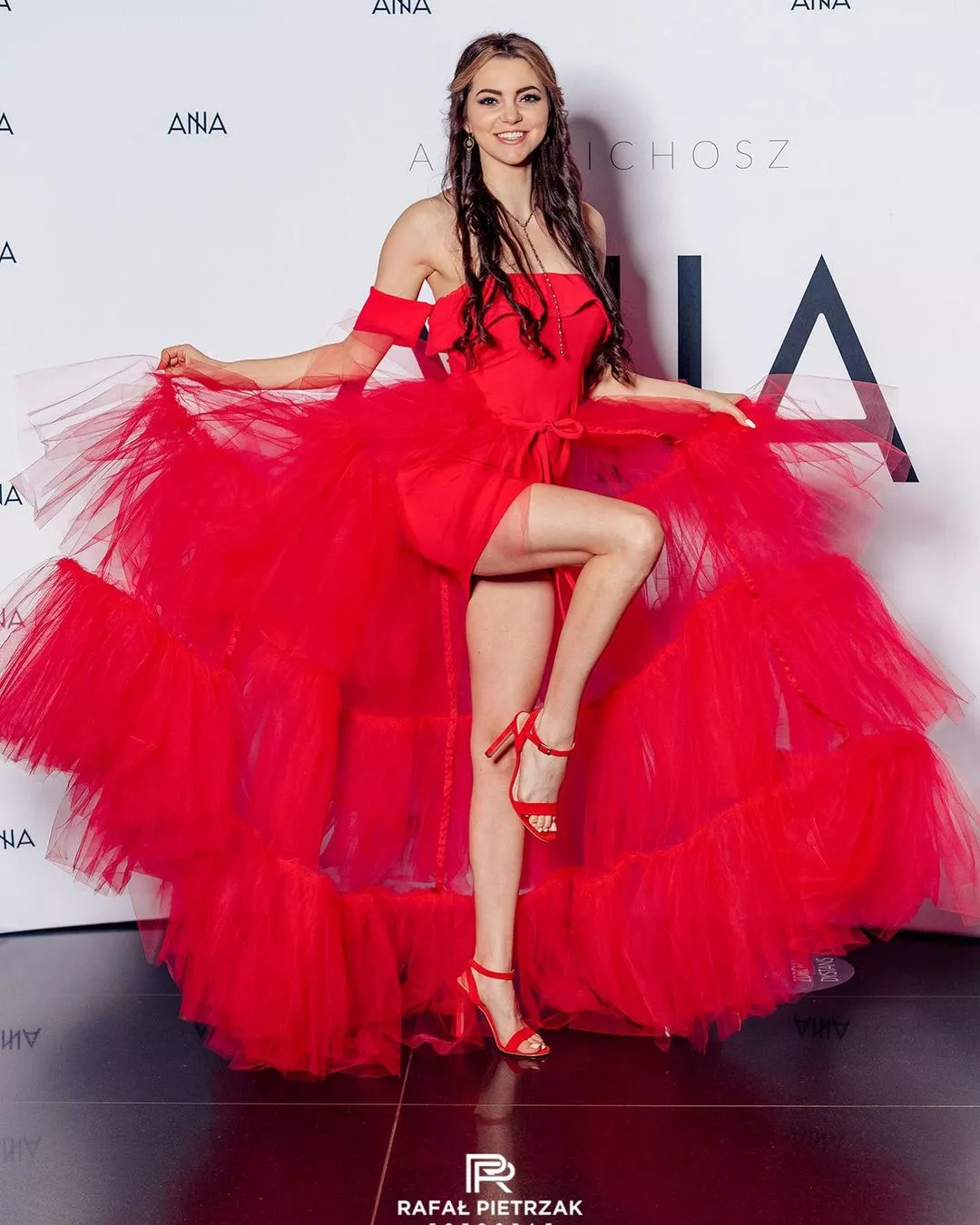 Długie nogi i talia osy! Ogniste ujęcie pięknej wokalistki disco polo TOP GIRLS rozpaliło opinię publiczną